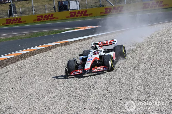 Kevin Magnussen, Haas VF-22, en la grava