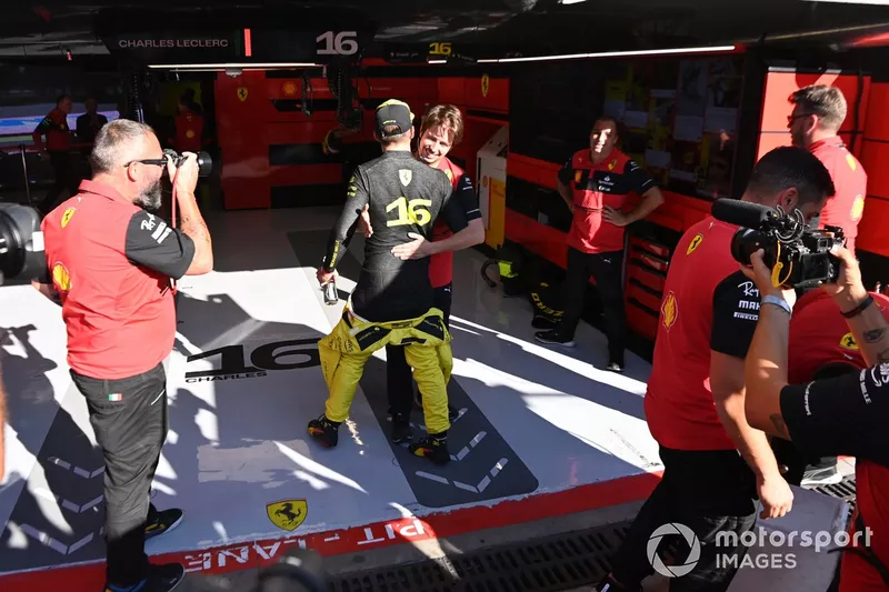 Il poleman Charles Leclerc, Ferrari, festeggia nel garage Ferrari