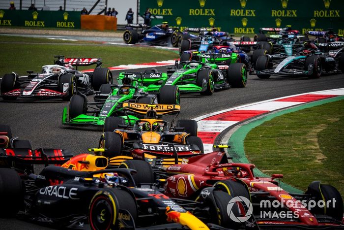 Sergio Pérez, Red Bull Racing RB20, Carlos Sainz, Ferrari SF-24, Lando Norris, McLaren MCL38, Valtteri Bottas, Kick Sauber C44, Kevin Magnussen, Haas VF-24, el resto de la parrilla en la primera vuelta del Sprint.