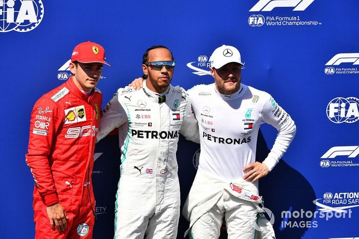 Charles Leclerc, Ferrari, Lewis Hamilton, Mercedes AMG F1, y Valtteri Bottas, Mercedes AMG F1