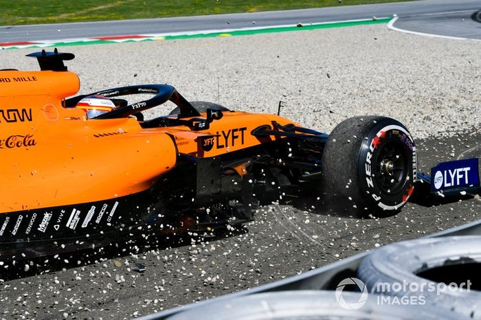 Carlos Sainz Jr., McLaren MCL34, se va de largo sobre la grava