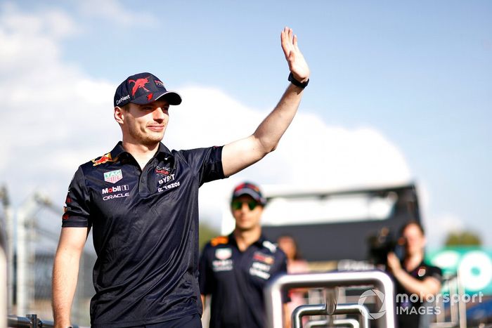 Max Verstappen, Red Bull Racing, saluda a los aficionados
