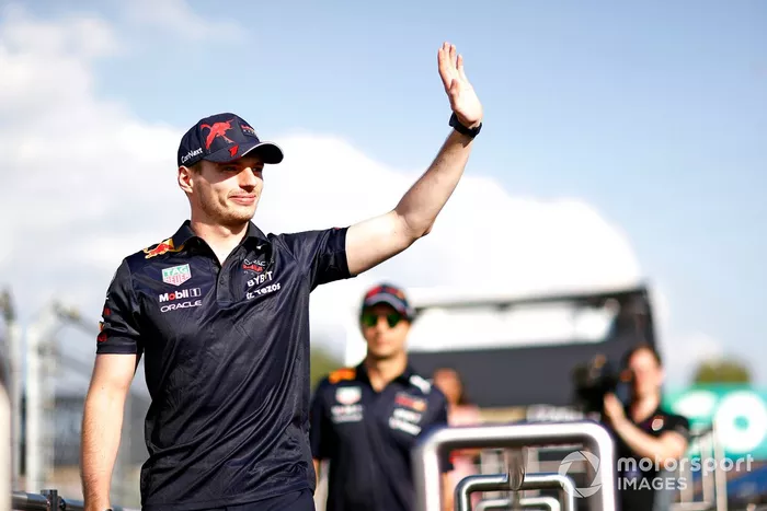 Max Verstappen, Red Bull Racing, saluda a los aficionados
