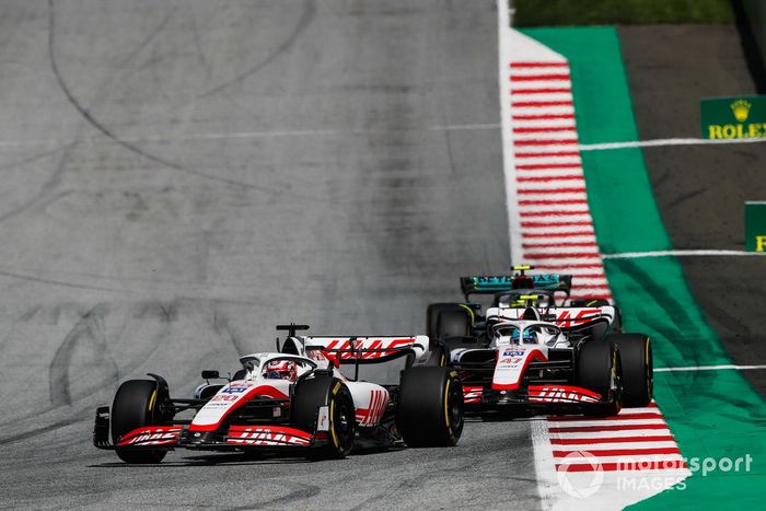Kevin Magnussen, Haas VF-22, Mick Schumacher, Haas VF-22, Lewis Hamilton, Mercedes W13