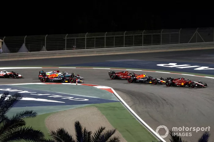 Charles Leclerc, Ferrari F1-75, Max Verstappen, Red Bull Racing RB18, Carlos Sainz Jr, Ferrari F1-75, Sergio Pérez, Red Bull Racing RB18 ,y Lewis Hamilton, Mercedes W13.