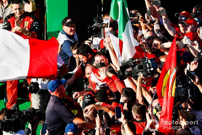 Charles Leclerc, Ferrari F1-75 Charles Leclerc, Ferrari, ganador, celebra con su equipo al llegar al parque cerrado.