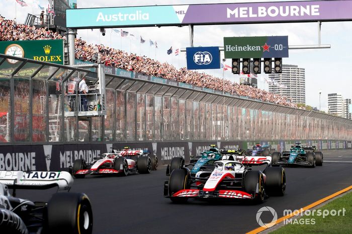 Arrancada Mick Schumacher, Haas VF-22, Kevin Magnussen, Haas VF-22, Sebastian Vettel, Aston Martin AMR22