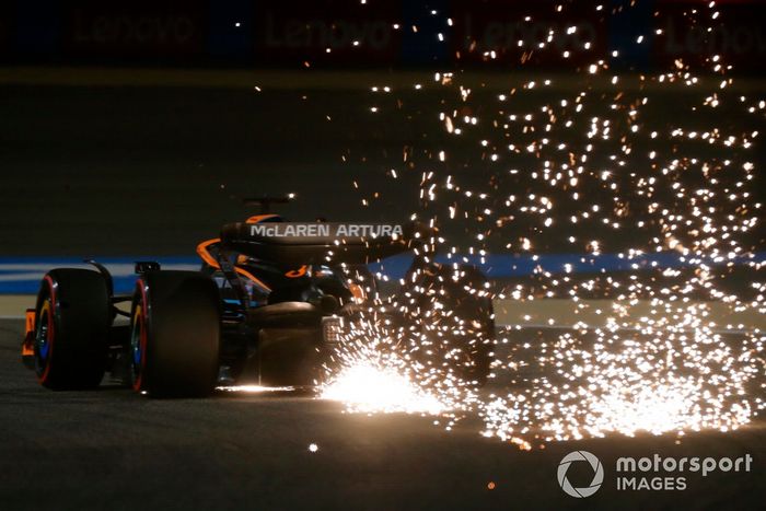 Las chispas salen del coche de Daniel Ricciardo, McLaren MCL36