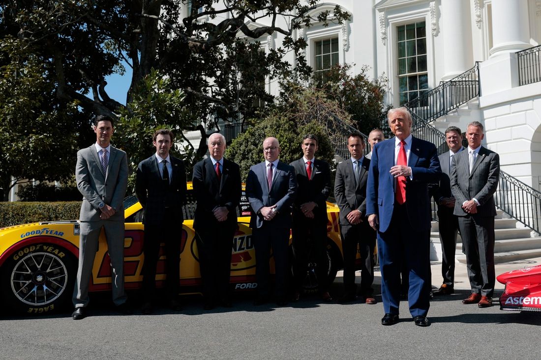 El presidente de Estados Unidos, Donald Trump, Roger Penske, el comisionado de la NASCAR, Steve Phelps, y el presidente de la NASCAR, Steve O'Donnell, Joey Logano, Ryan Blaney.