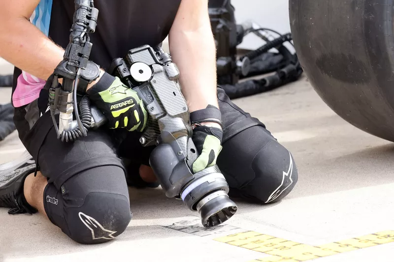 Alpine mechanic pitlane practice