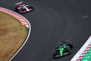 Nico Hulkenberg, Sauber, Esteban Ocon, Haas F1 Team