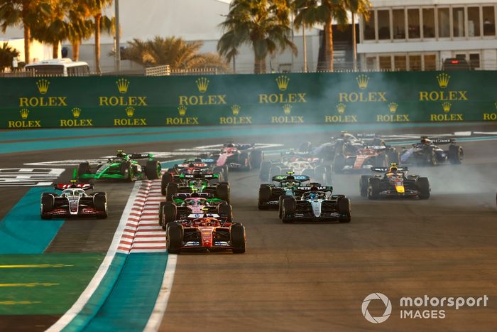 Carlos Sainz, Ferrari SF-24, George Russell, Mercedes F1 W15, Pierre Gasly, Alpine A524, Nico Hulkenberg, Haas VF-24, el resto de la parrilla en la primera vuelta.