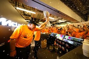 Zak Brown, Diretor Executivo da McLaren Racing, rea Stella, Chefe de Equipa da McLaren F1 Team, a equipa McLaren festeja depois de garantir o título de Construtores
