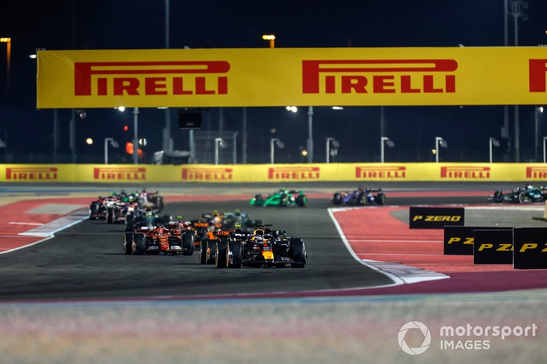 Max Verstappen, Red Bull Racing RB20, Lando Norris, McLaren MCL38, George Russell, Mercedes F1 W15, Charles Leclerc, Ferrari SF-24, el resto de la parrilla.