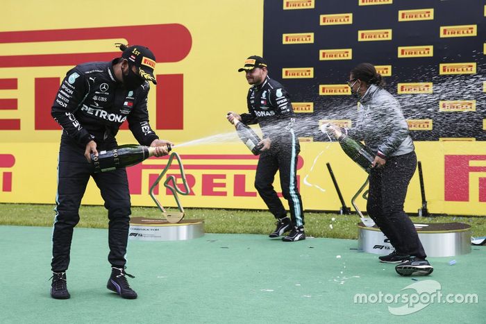 Podio: ganador de la carrera Lewis Hamilton, Mercedes-AMG Petronas F1, segundo lugar Valtteri Bottas, Mercedes-AMG Petronas F1 