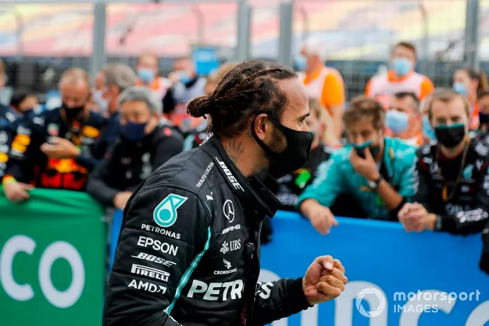 Ganador de la carrera Lewis Hamilton, Mercedes-AMG Petronas F1 en Parc Ferme 