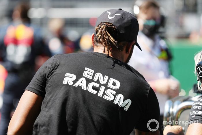 Lewis Hamilton, Mercedes-AMG Petronas F1, lleva una camiseta de End Racism en la parrilla