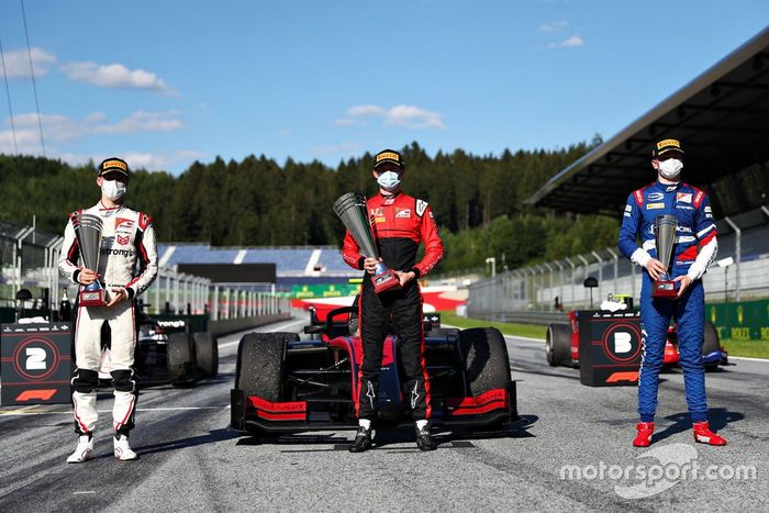 Podio: ganador de la carrera Callum Ilott, UNI-Virtuosi, segundo lugar Marcus Armstrong, ART Grand Prix, tercer lugar Robert Shwartzman, Prema Racing
