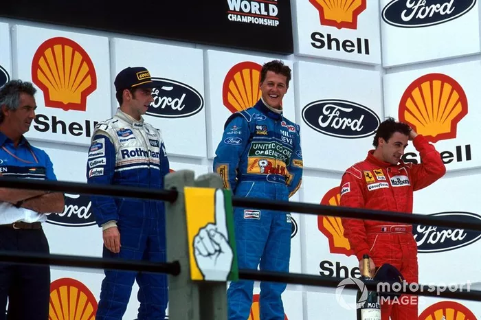 Damon Hill, Williams, Ganador de la carrera Michael Schumacher, Benetton, Jean Alesi, Ferrari, Flavio Briatore Director del equipo Benetton