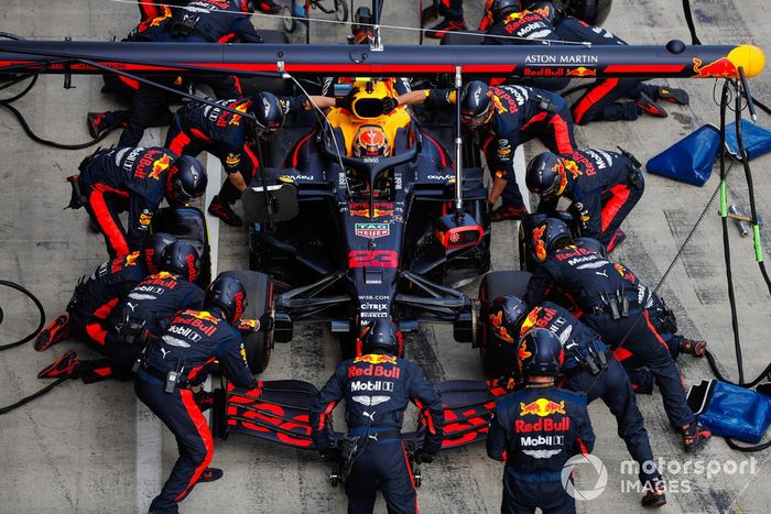 Alex Albon, Red Bull Racing RB16, en pits