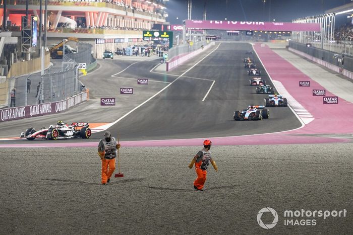 Nico Hulkenberg, Haas VF-23, Alex Albon, Williams FW45, Logan Sargeant, Williams FW45, mientras los comisarios pasan por una trampa de grava para despejar