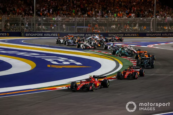 Carlos Sainz, Ferrari SF-23, Charles Leclerc, Ferrari SF-23, George Russell, Mercedes F1 W14, Lando Norris, McLaren MCL60, el resto de la parrilla en la primera vuelta.