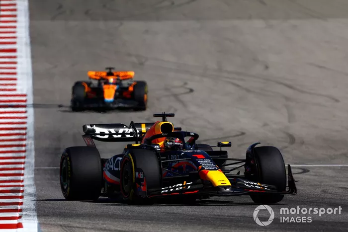 Max Verstappen, Red Bull Racing RB19, Oscar Piastri, McLaren MCL60