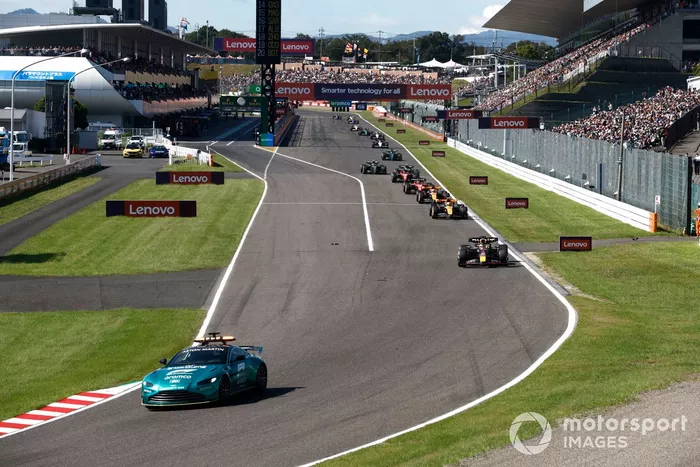 El Safety Car Max Verstappen, Red Bull Racing RB19, Lando Norris, McLaren MCL60, Oscar Piastri, McLaren MCL60, el resto de la parrilla.