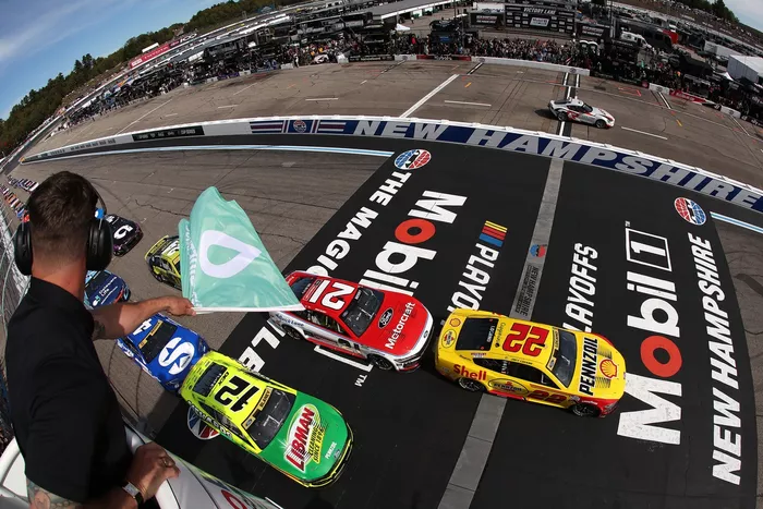 Joey Logano, Team Penske Ford, Josh Berry, Wood Brothers Racing Ford, Ryan Blaney, Team Penske Ford