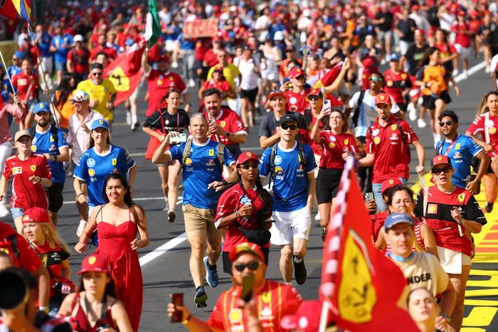 Fani zalali tor po wyścigu.