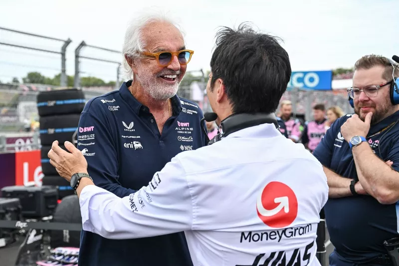 Flavio Briatore, conseiller exécutif d'Alpine F1 et Ayao Komatsu, directeur de l'équipe Haas F1 sur la grille.
