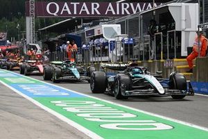 George Russell, Mercedes F1 W15, Lance Stroll, Aston Martin AMR24, Carlos Sainz, Ferrari SF-24, en la cola para salir de boxes.
