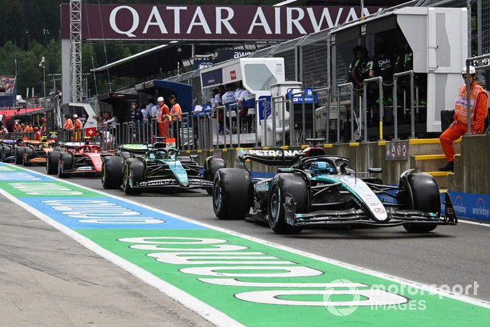 George Russell, Mercedes F1 W15, Lance Stroll, Aston Martin AMR24, Carlos Sainz, Ferrari SF-24, en la cola para salir de boxes.
