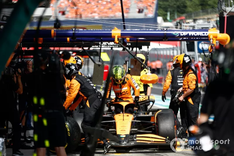 Lando Norris, McLaren MCL38, abandonne dans la voie des stands après un contact avec Max Verstappen, Red Bull Racing RB20, alors qu'il se battait pour la tête.
