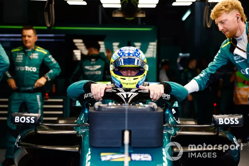 Fernando Alonso, Aston Martin F1 Team, s'installe dans son siège