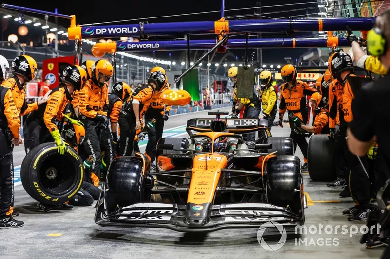 Oscar Piastri, McLaren MCL38, fait un arrêt au stand