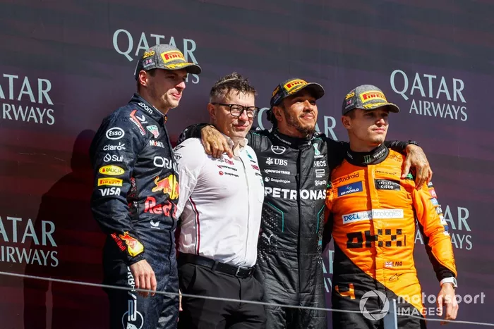 Max Verstappen, Red Bull Racing, 2ª posición, Peter Bonnington, Ingeniero Senior de Carrera, Mercedes-AMG F1 Team, Lewis Hamilton, Mercedes-AMG F1 Team, 1ª posición, Lando Norris, McLaren F1 Team, 3ª posición, en el podio.
