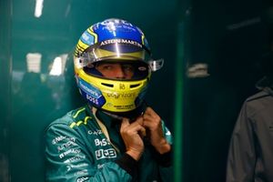 Fernando Alonso, Aston Martin F1 Team, se viste en el garaje 