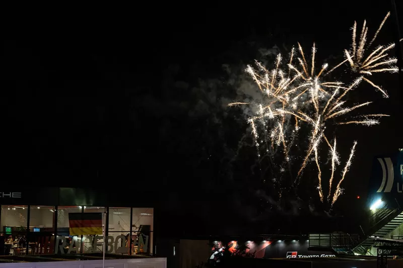 Feux d'artifice dans le paddock