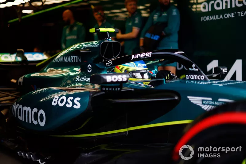 Fernando Alonso, Aston Martin AMR24 quitte le garage 