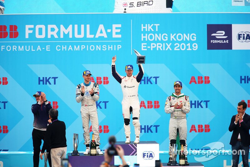 Race winner Sam Bird, Envision Virgin Racing holds his trophy aloft on the podium alongside Edoardo Mortara, Venturi Formula E, 2nd position, Lucas Di Grassi, Audi Sport ABT Schaeffler, 3rd position