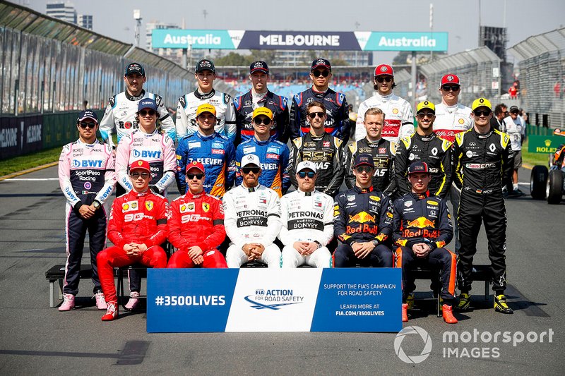Les pilotes posent pour la photo de famille