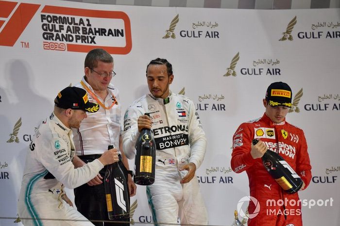 Valtteri Bottas, Mercedes AMG F1, 2° classificato, Andy Cowell, Managing Director, HPP, Mercedes AMG, Lewis Hamilton, Mercedes AMG F1, 1° classificato, e Charles Leclerc, Ferrari, 3° classificato, sul podio