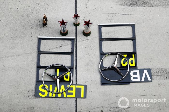 Los trofeos y pizarras de los pilotos de Mercedes tras el doblete