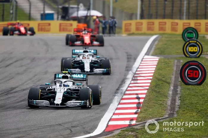 Valtteri Bottas, Mercedes AMG W10 por delante de Lewis Hamilton, Mercedes AMG F1 W10, con los Ferrari detrás