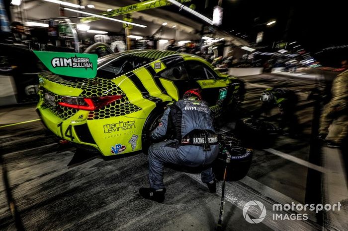 #14 AIM Vasser Sullivan Lexus RC F GT3, GTD: Richard Heistand, Jack Hawksworth, Austin Cindric, Nick Cassidy, pit stop