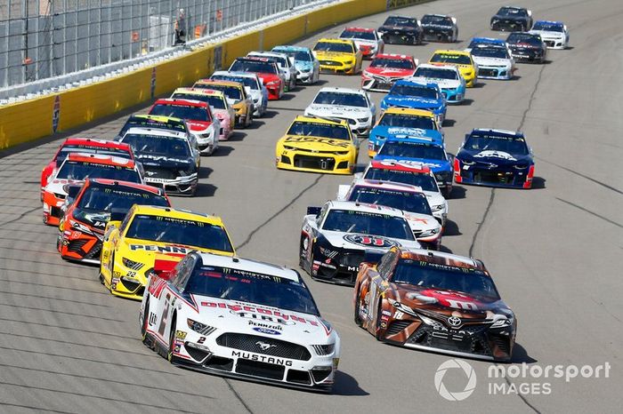 Brad Keselowski, Team Penske, Ford Mustang Discount Tire and Kyle Busch, Joe Gibbs Racing, Toyota Camry M&M's Chocolate Bar