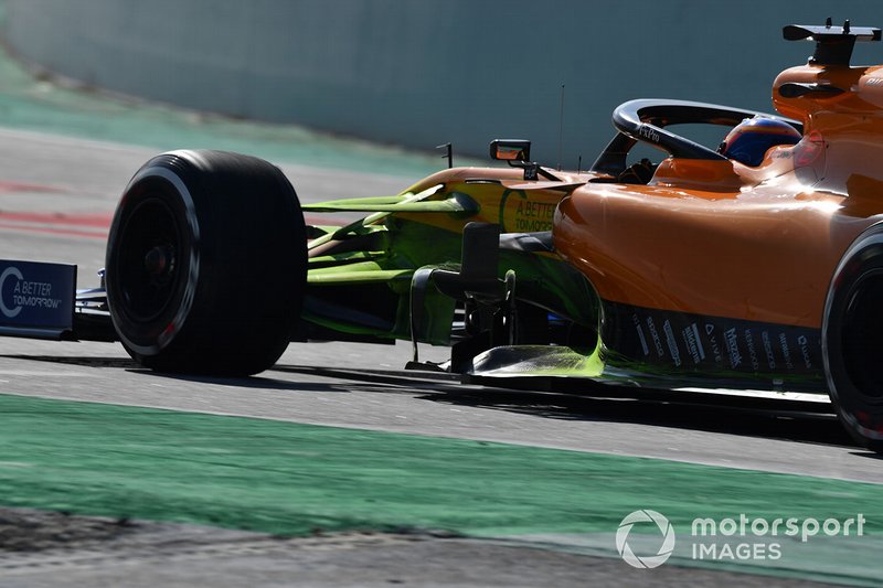 Carlos Sainz Jr., McLaren MCL34, con la vernice aerodinamica sulla sospensione anteriore