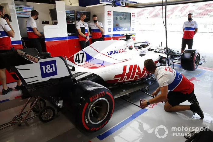 El Haas de Mick Schumacher en el box