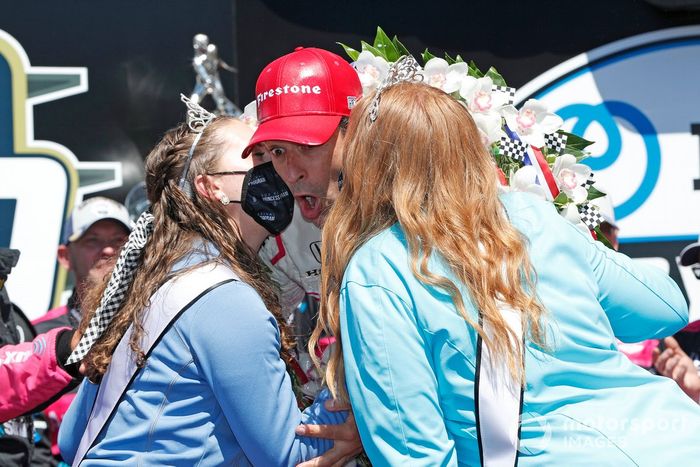 Ganador de la carrera Helio Castroneves, Meyer Shank Racing Honda celebran